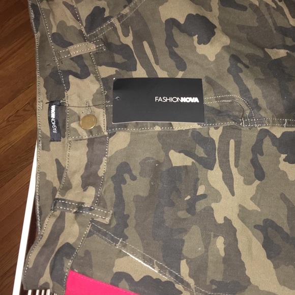 Fashion Nova Oversized Camo Pants - Picture 4 of 4